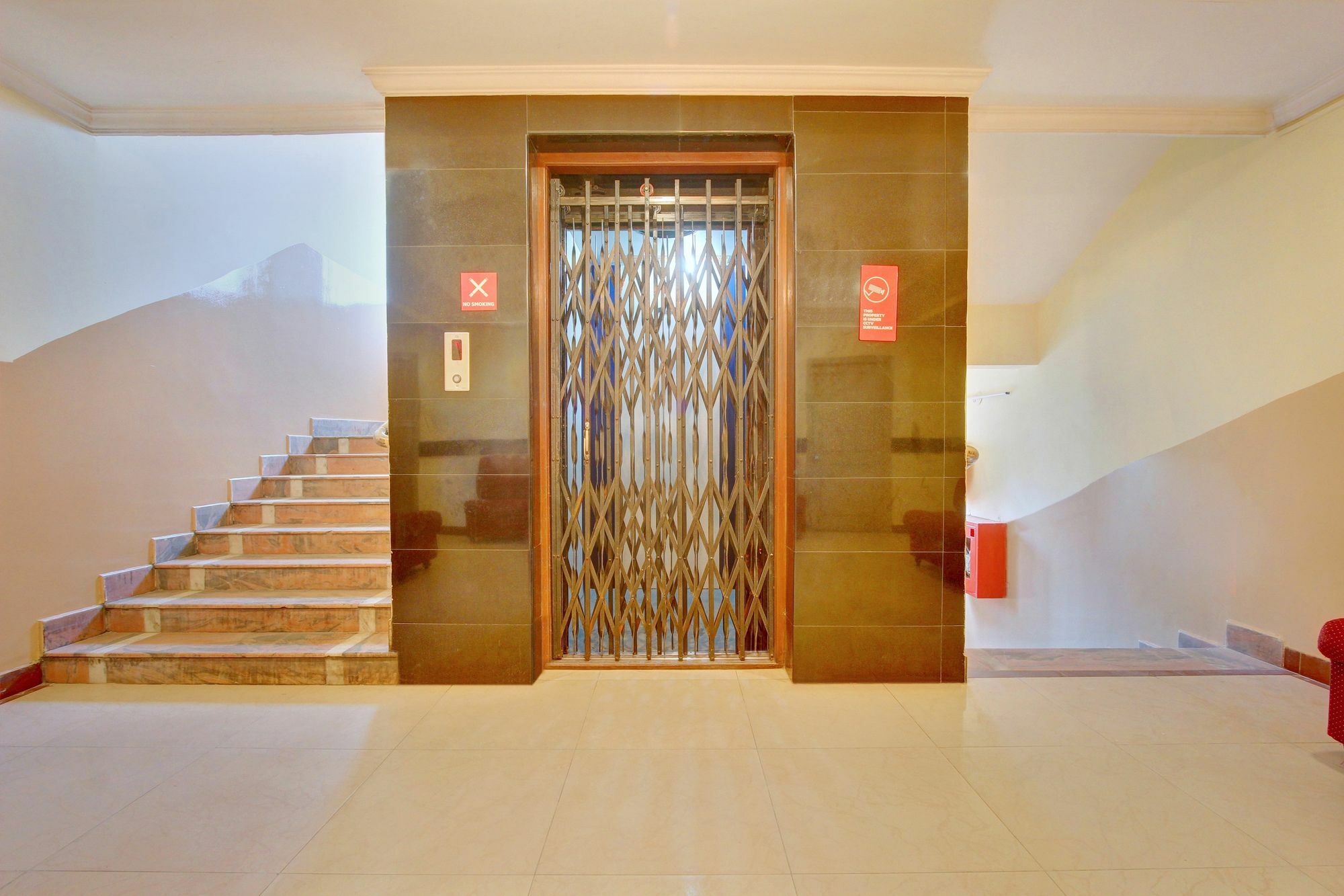 Oyo 10596 Hotel Indu حيدر أباد المظهر الخارجي الصورة