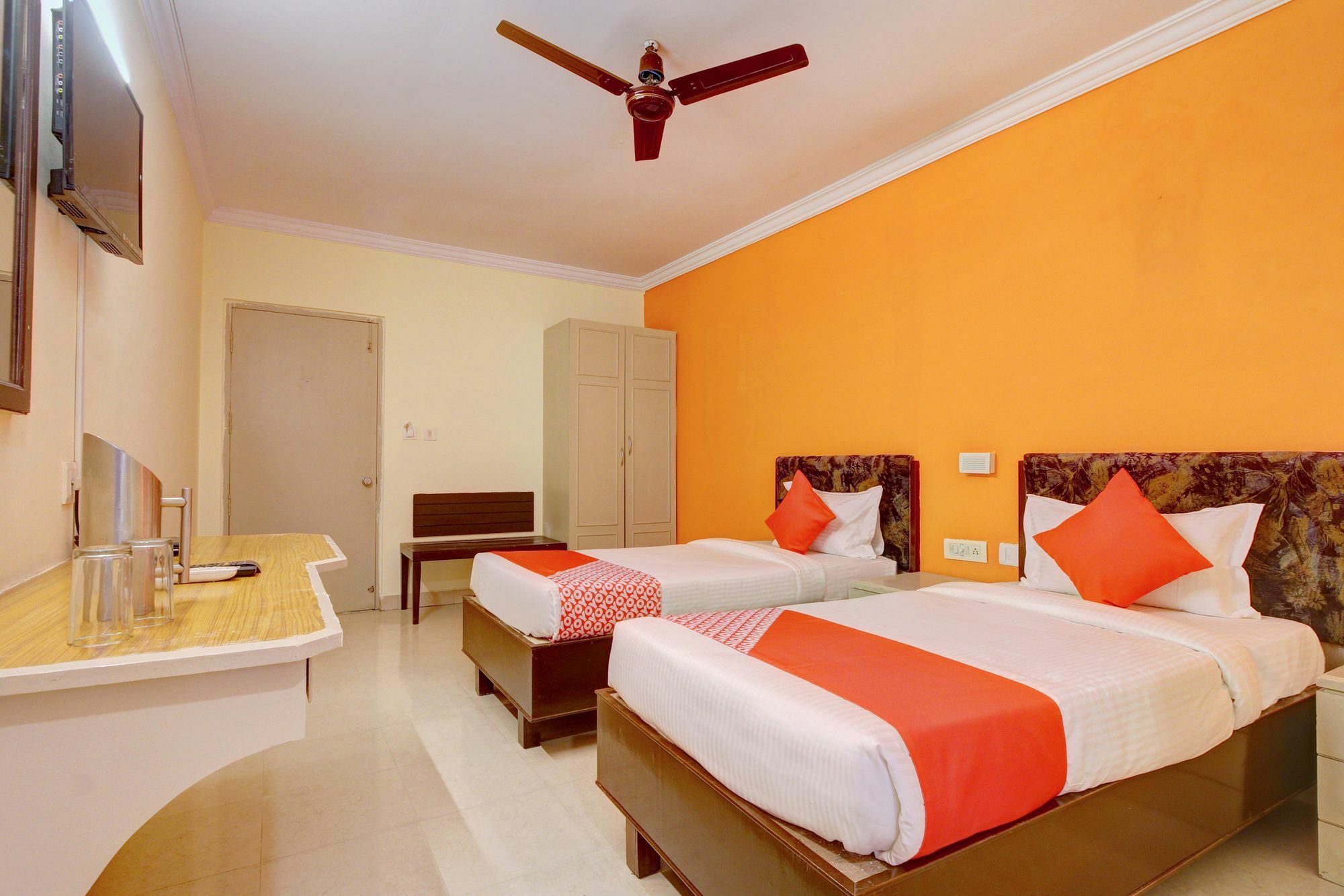 Oyo 10596 Hotel Indu حيدر أباد المظهر الخارجي الصورة